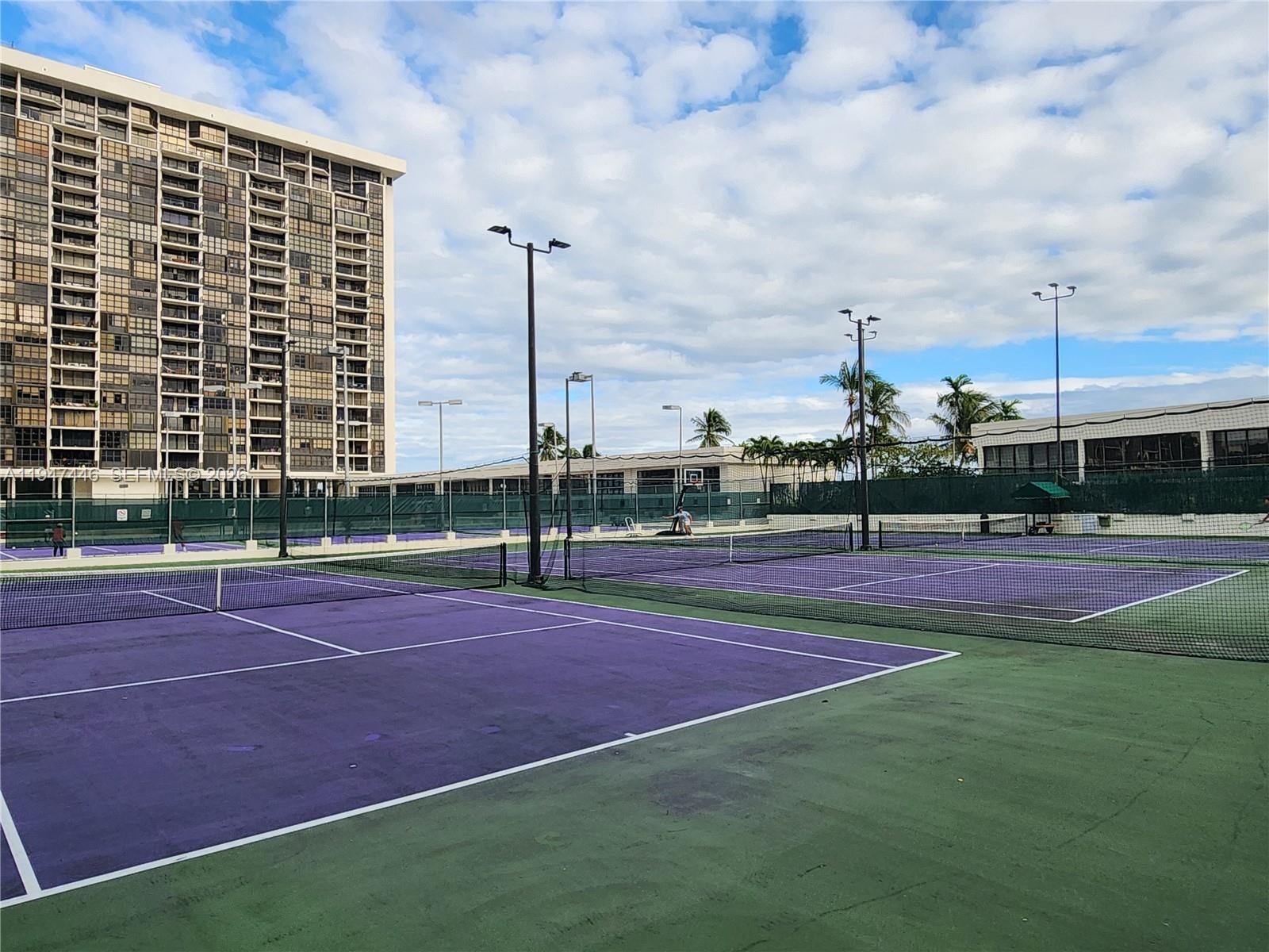 1925 Brickell Avenue, Unit 1411 Miami, FL 33129 - Photo 45 of 52 a view of a basketball court