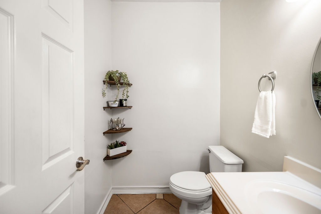 4600 Slickrock Cove Austin, TX 78747 - Photo 11 of 40 a bathroom with a toilet a sink and mirror