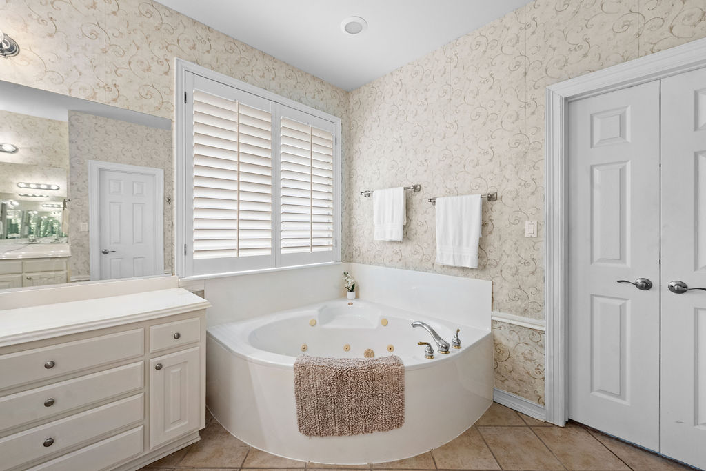 4600 Slickrock Cove Austin, TX 78747 - Photo 23 of 40 a bathroom with a bathtub and a sink