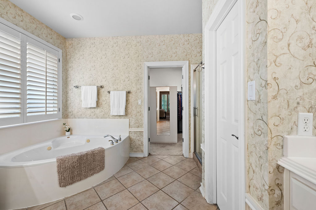 4600 Slickrock Cove Austin, TX 78747 - Photo 24 of 40 a spacious bathroom with bathtub and shower