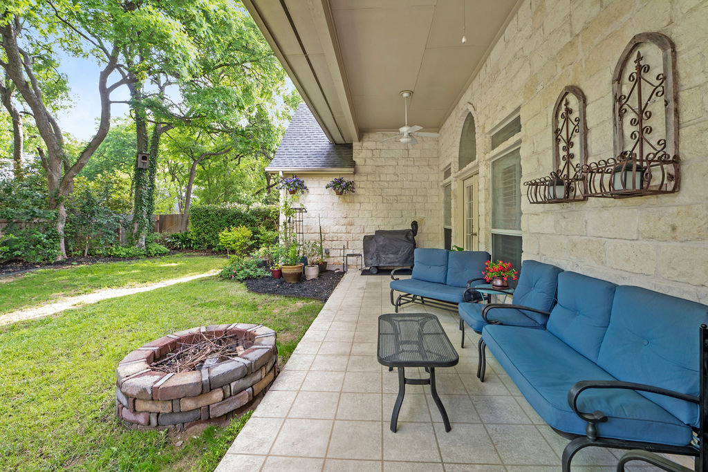 4600 Slickrock Cove Austin, TX 78747 - Photo 40 of 40 a living room with furniture and a garden