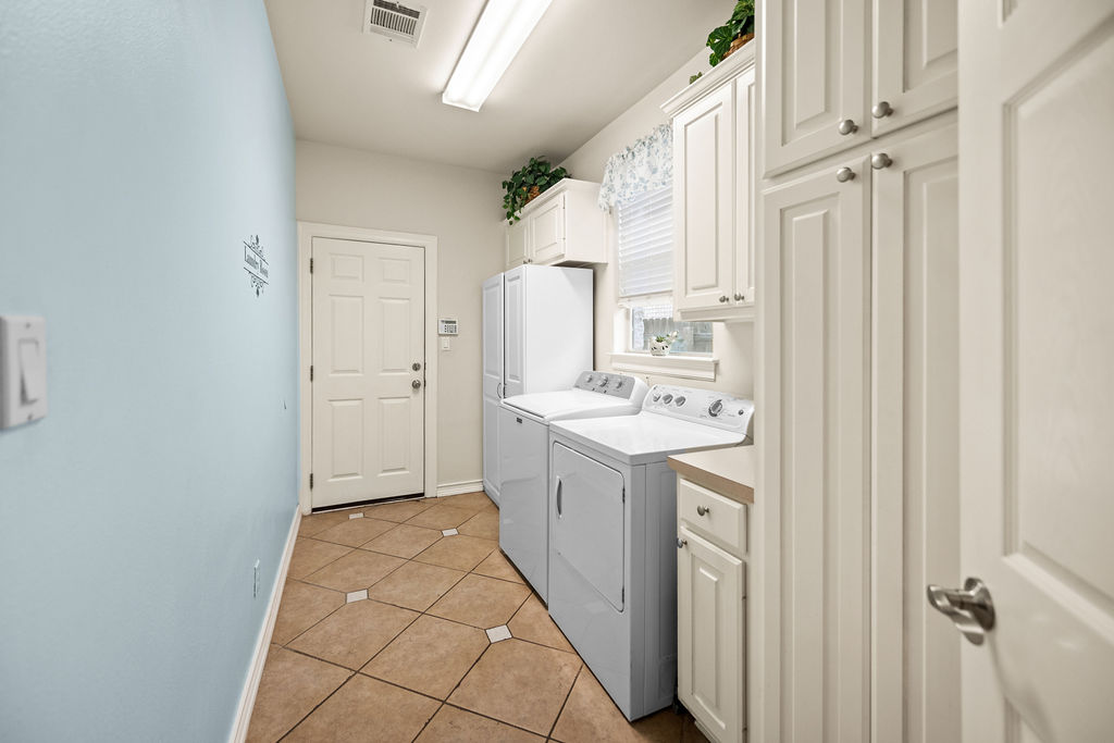 4600 Slickrock Cove Austin, TX 78747 - Photo 9 of 40 a bathroom with a sink a toilet and shower