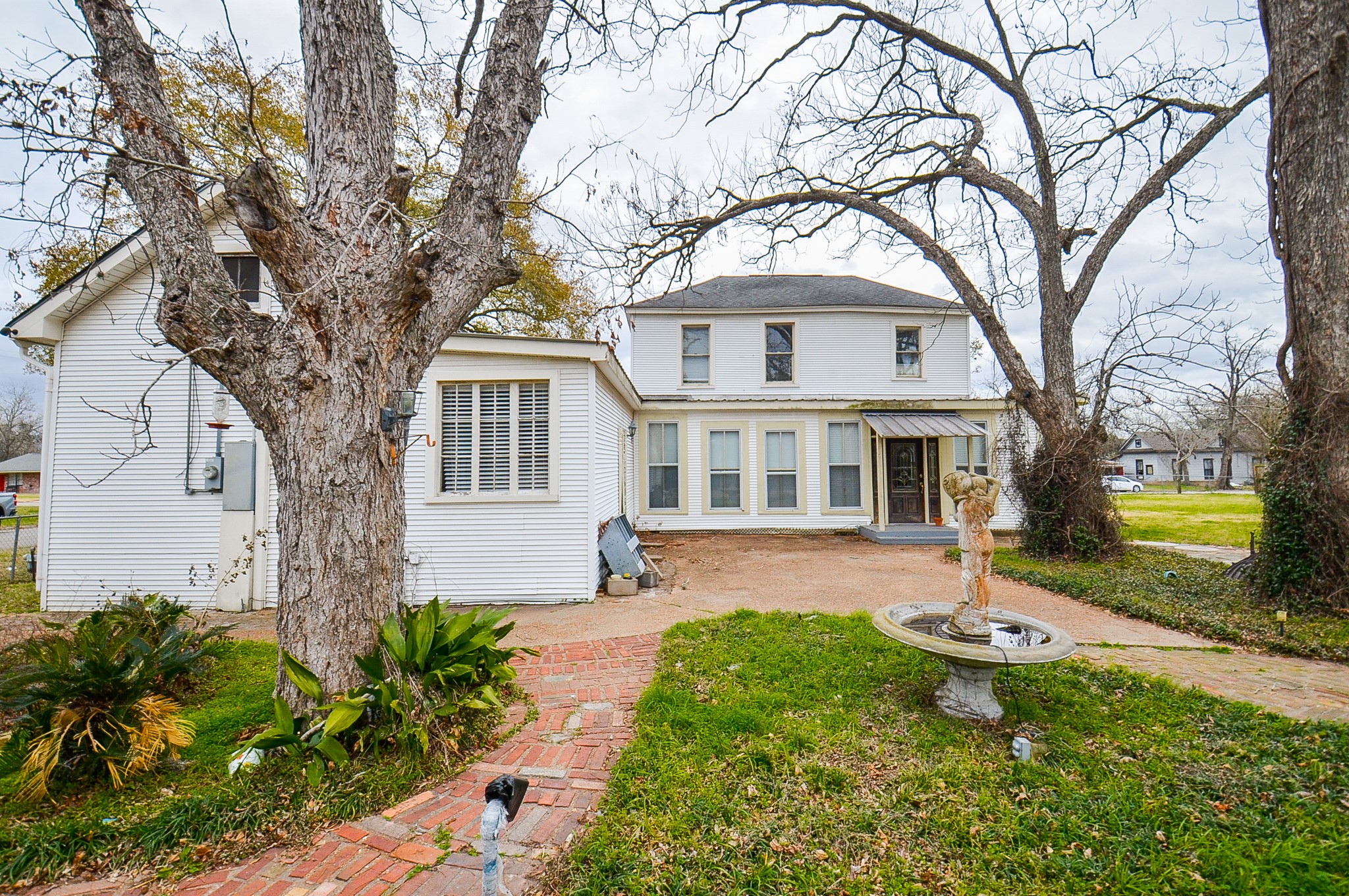 1205 12th Street Hempstead, TX 77445 - Photo 29 of 36 a front view of a house with a yard