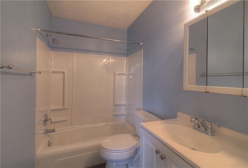 61 Darlington Road, Unit A8 Beaver Falls, PA 15010 - Photo 5 of 21 Full bath.