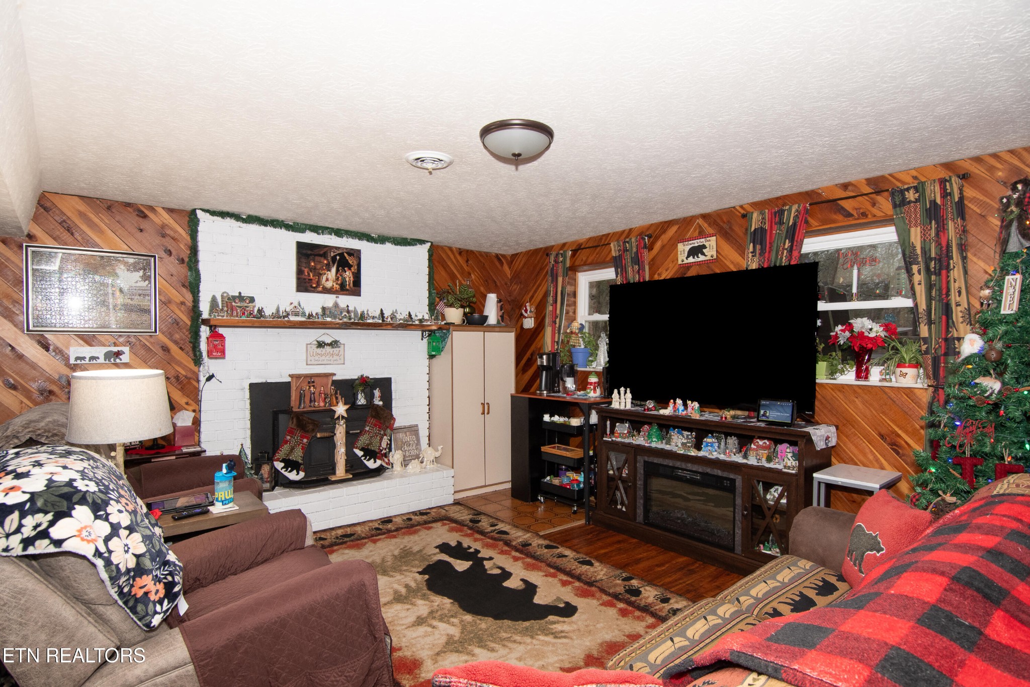 109 Ivy Lane Clinton, TN 37716 - Photo 24 of 36 a living room with furniture and a flat screen tv