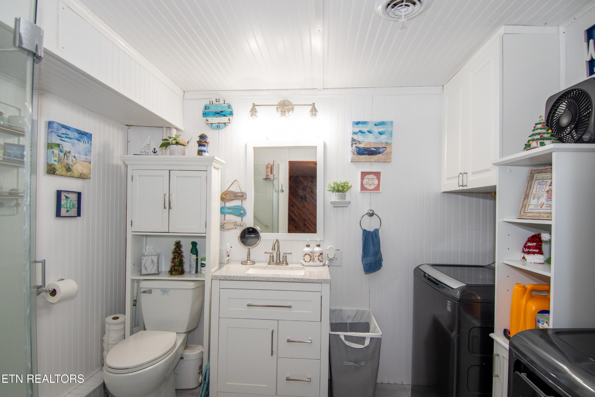 109 Ivy Lane Clinton, TN 37716 - Photo 28 of 36 a bathroom with a sink toilet and vanity