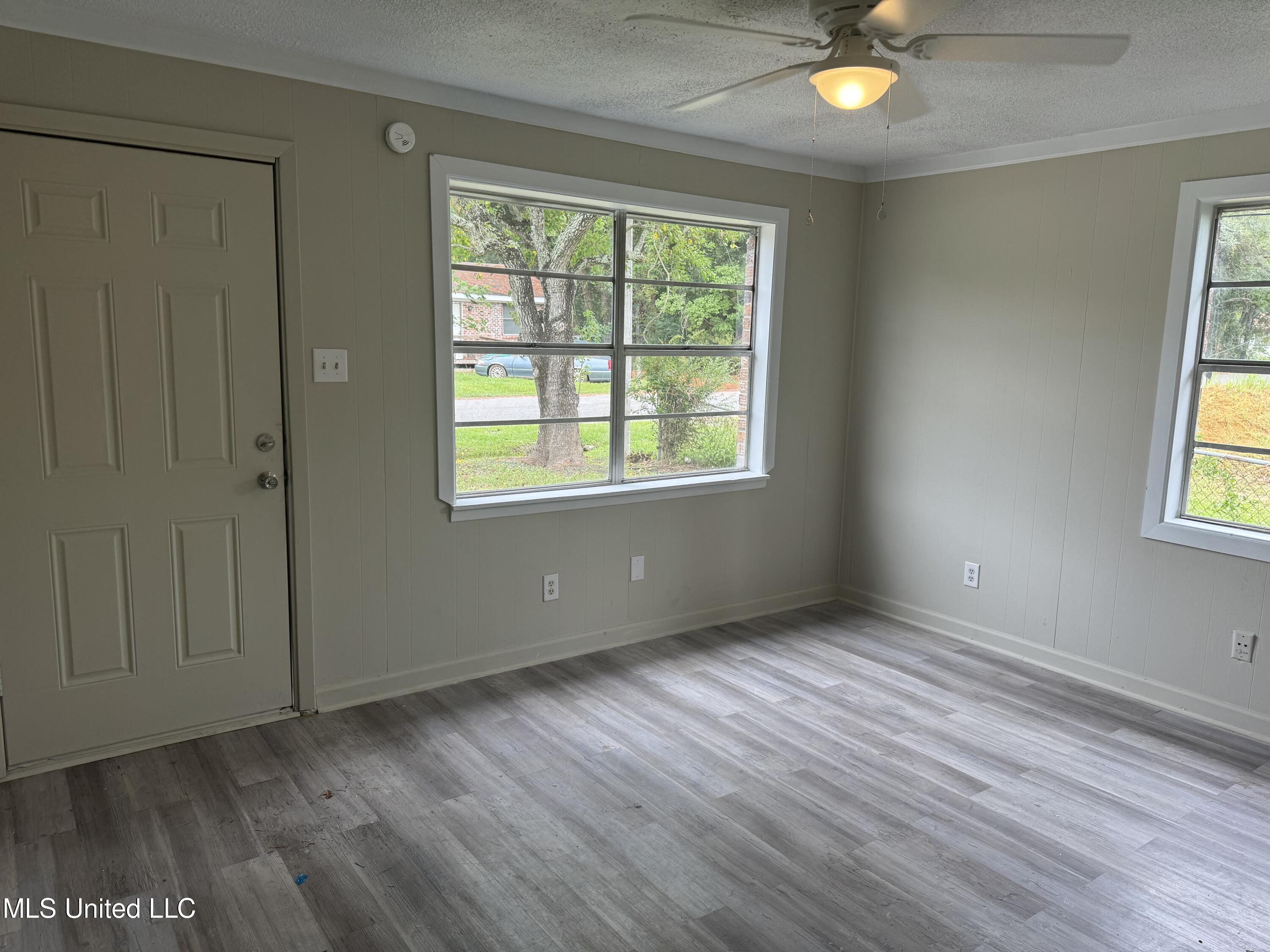 5406 Community Avenue Moss Point, MS 39563 - Photo 3 of 10 IMG_4366