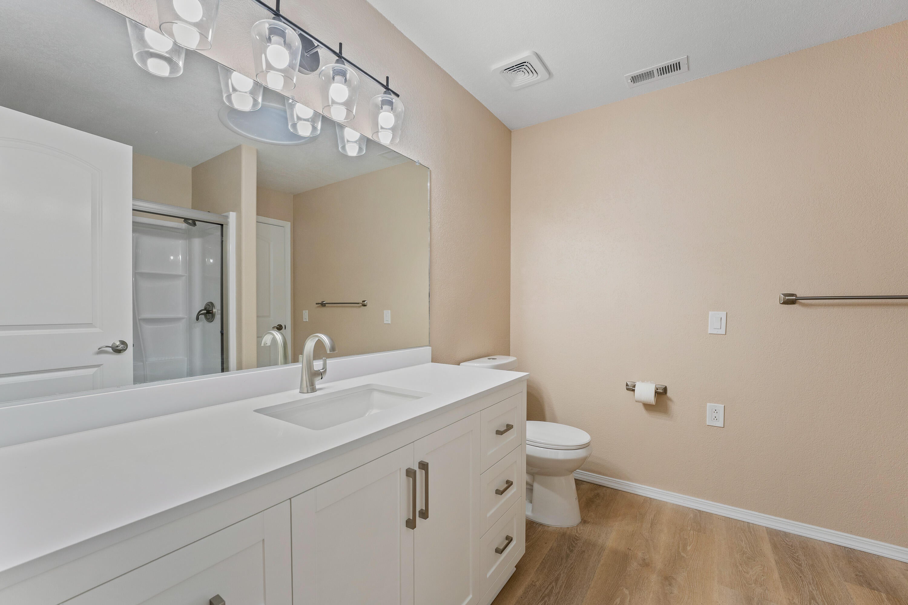 1692 Leonard Road Grants Pass, OR 97527 - Photo 17 of 36 Bathroom