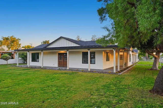 a black and white photo of a white and white photo