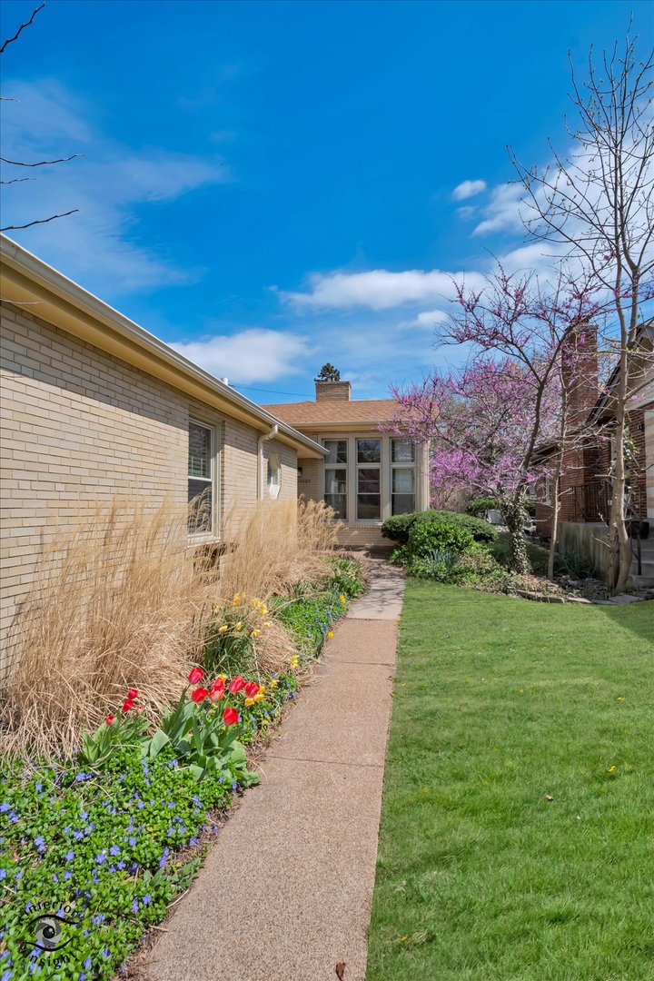 10025 South Hamilton Avenue Chicago, IL 60643 - Photo 4 of 51 a front view of a house with a yard