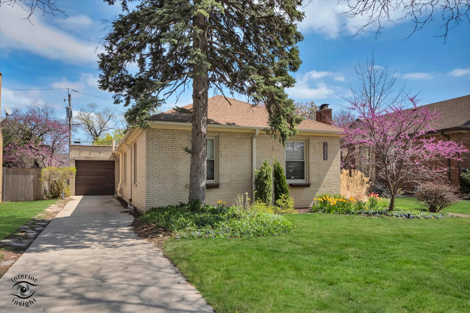 10025 South Hamilton Avenue Chicago, IL 60643 - Photo 49 of 51 a front view of a house with garden