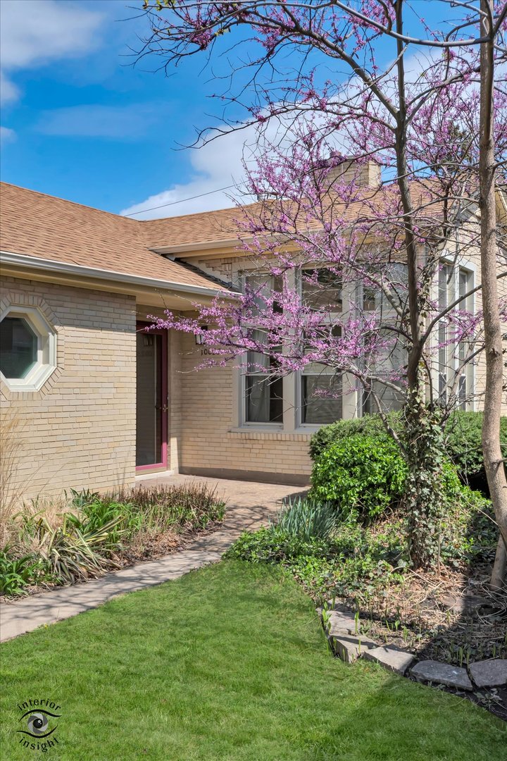10025 South Hamilton Avenue Chicago, IL 60643 - Photo 5 of 51 a front view of a house with a yard