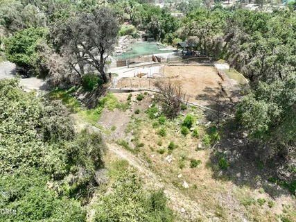a view of yard with green space