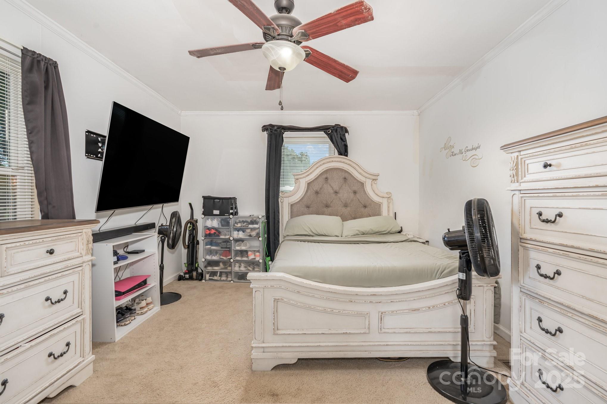 716 McDaniel Road Kings Mountain, NC 28086 - Photo 16 of 35 a living room with furniture and a flat screen tv