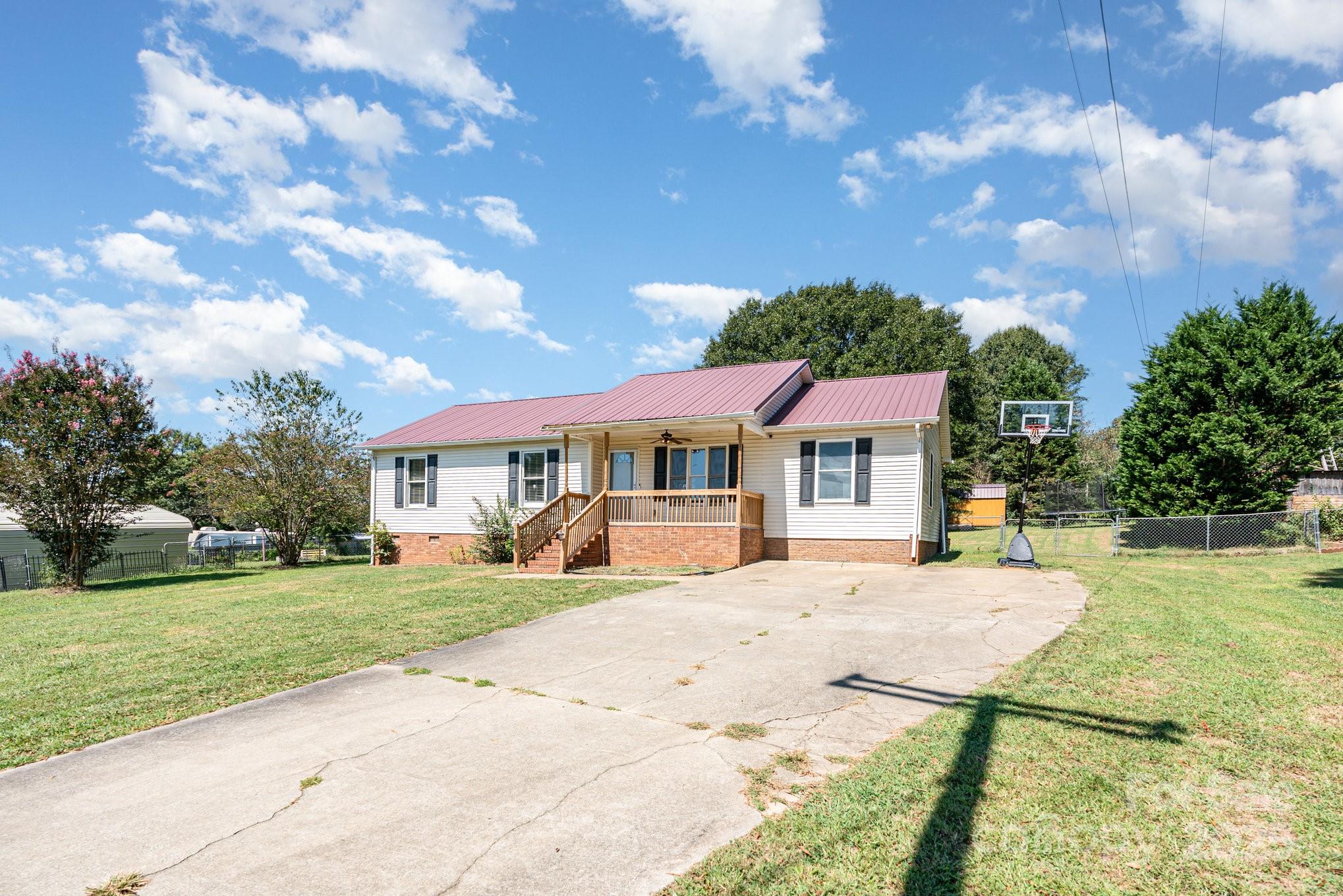 716 McDaniel Road Kings Mountain, NC 28086 - Photo 2 of 35 a front view of a house with a garden and yard