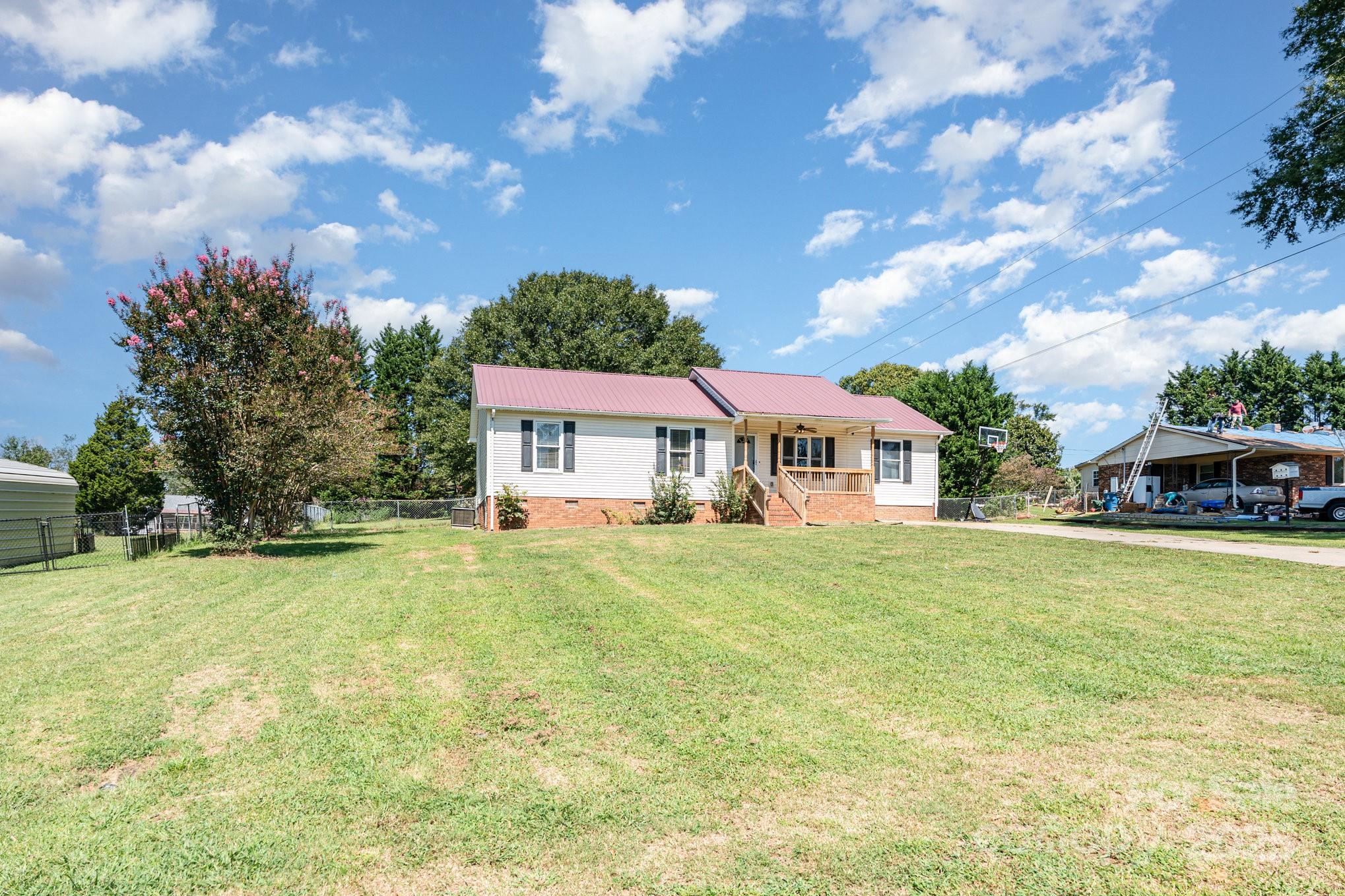 716 McDaniel Road Kings Mountain, NC 28086 - Photo 3 of 35 a front view of a house with a garden