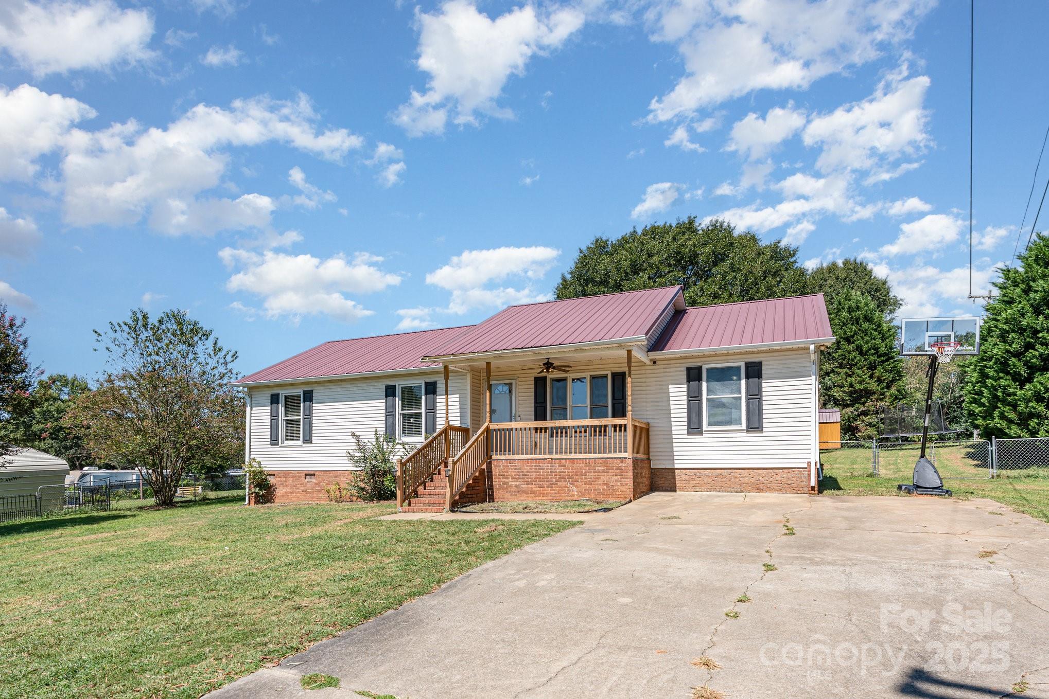 716 McDaniel Road Kings Mountain, NC 28086 - Photo 4 of 35 a front view of a house with a garden