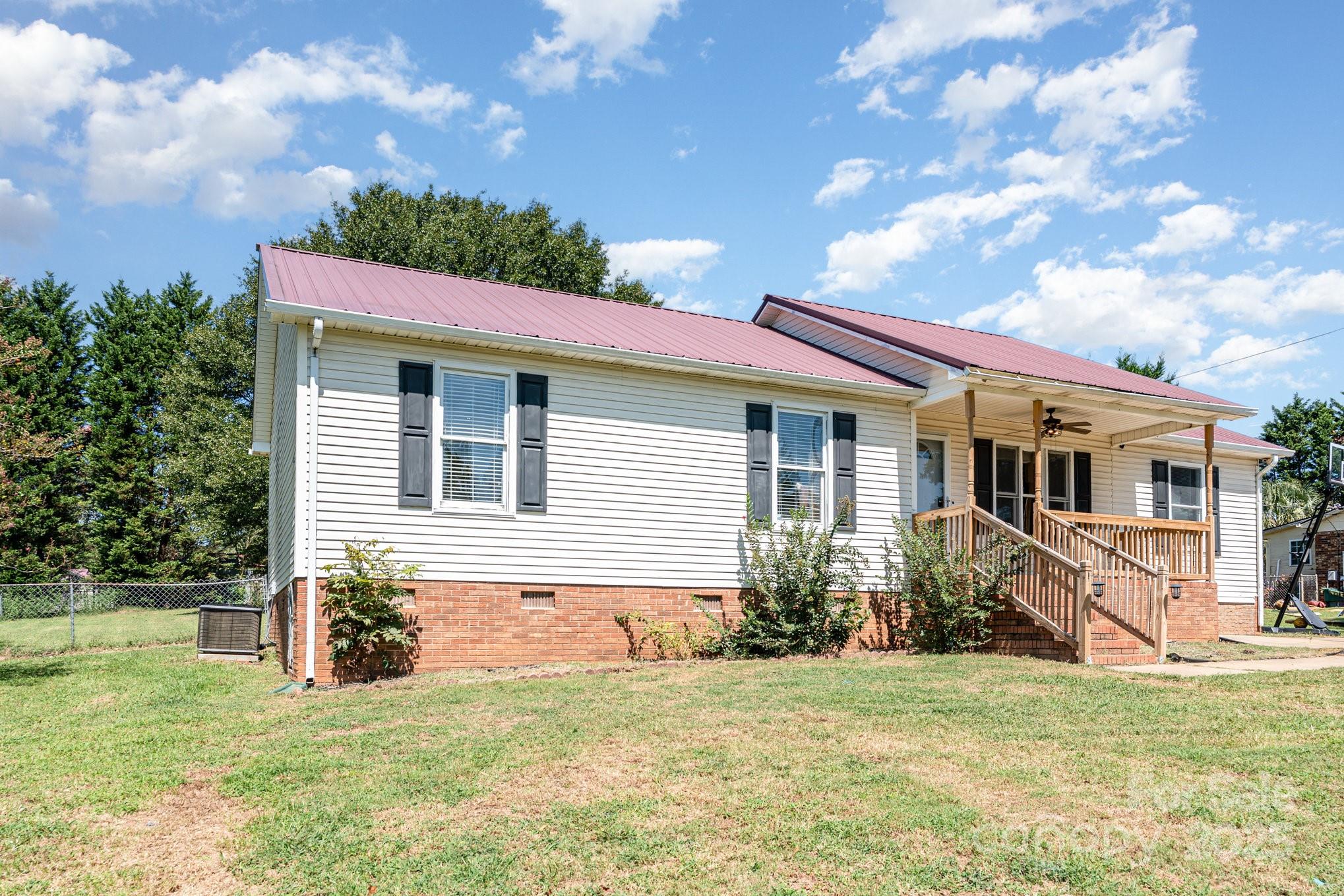 716 McDaniel Road Kings Mountain, NC 28086 - Photo 5 of 35 a house view with a garden space