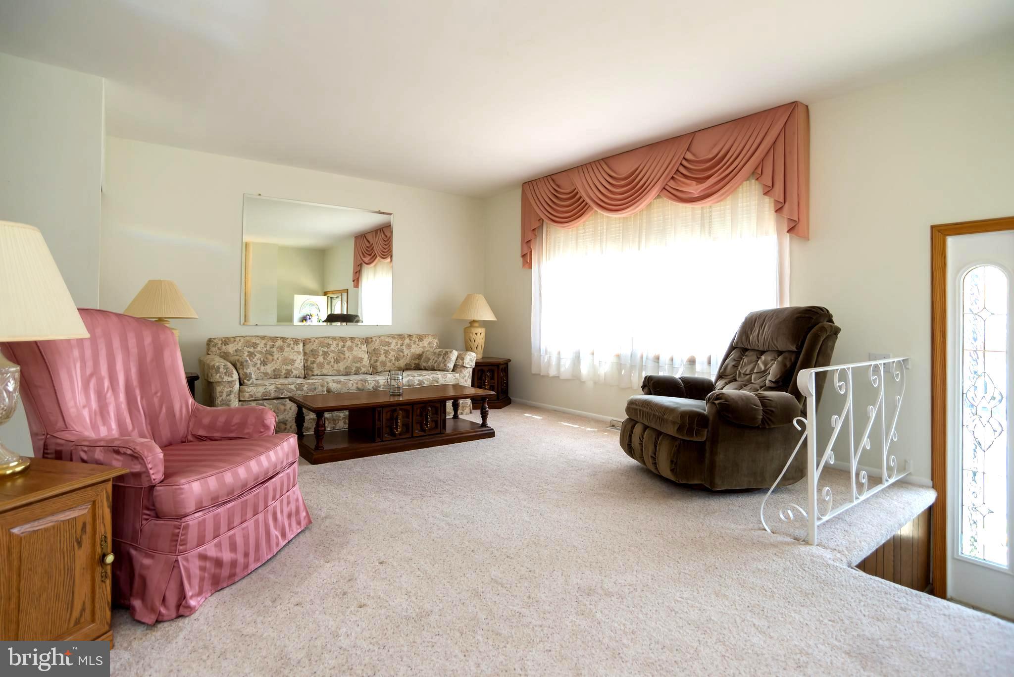 12554 Fedor Road Philadelphia, PA 19154 - Photo 4 of 38 Living Room