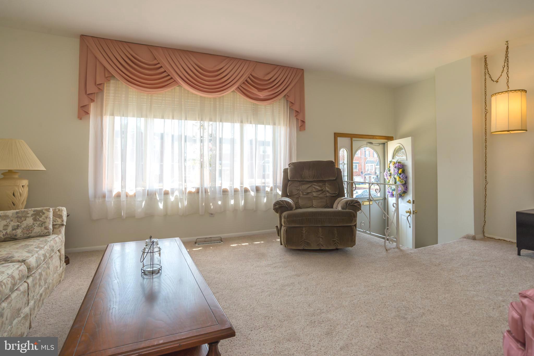 12554 Fedor Road Philadelphia, PA 19154 - Photo 5 of 38 Living Room/Foyer