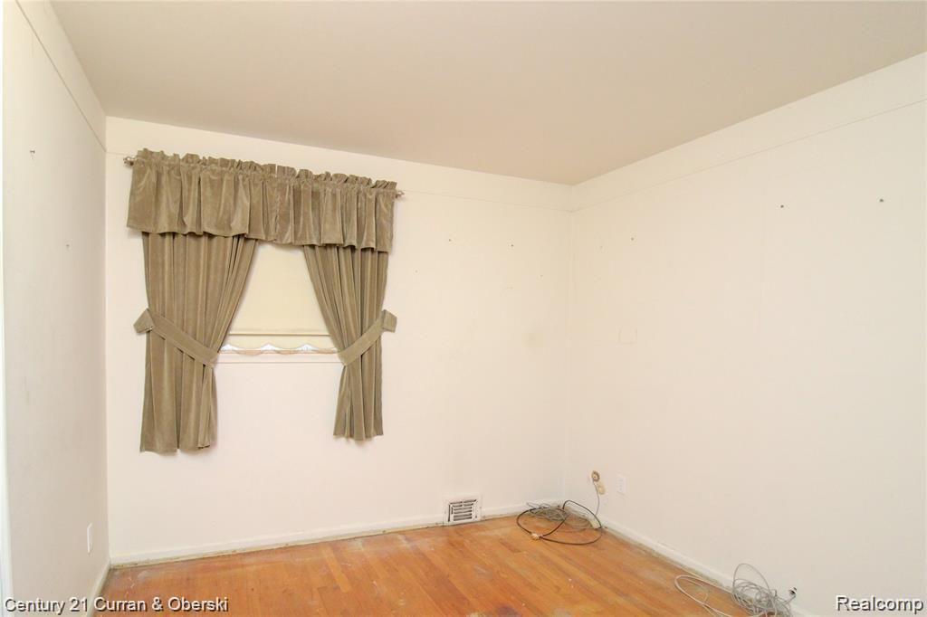 6312 Cambourne Road Dearborn Heights, MI 48127 - Photo 13 of 24