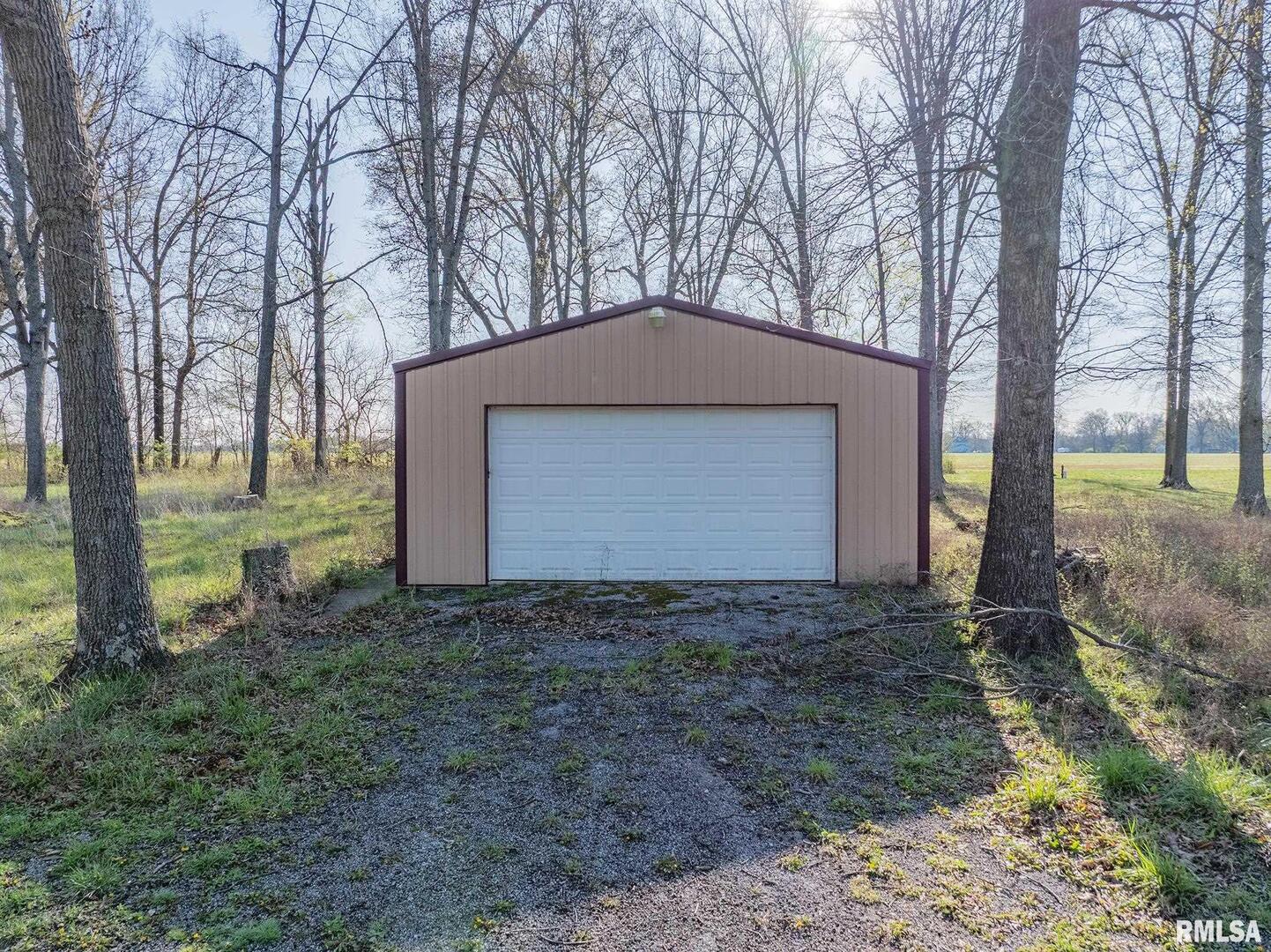 507 East 12th Street Sandoval, IL 62882 - Photo 2 of 14 a front view of a house with a yard