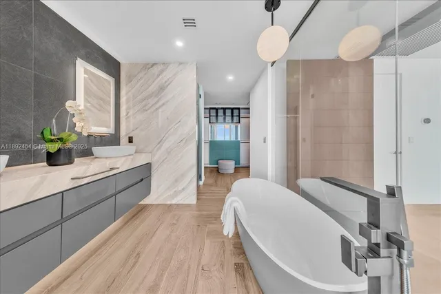 $4,300,000 | 888 Biscayne Boulevard, Unit PH5704, Miami, FL 33132