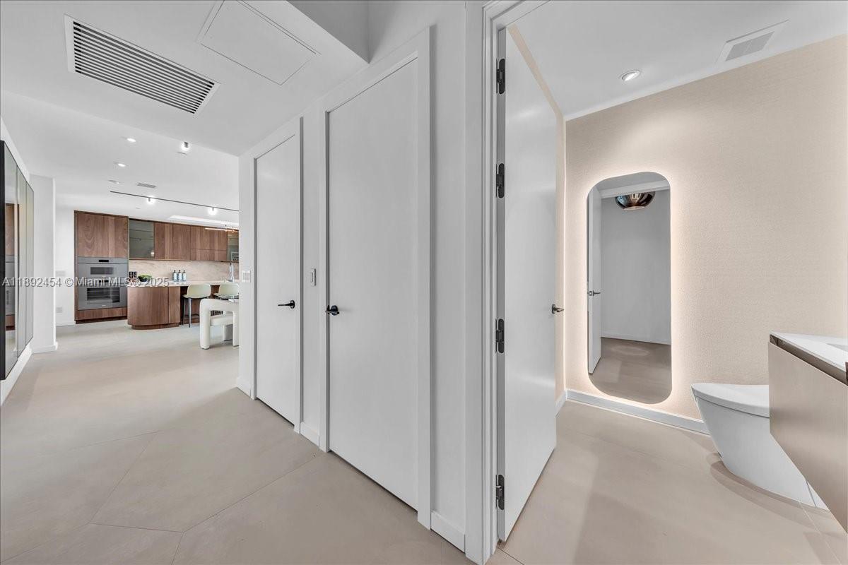 888 Biscayne Boulevard, Unit PH5704 Miami, FL 33132 - Photo 10 of 62