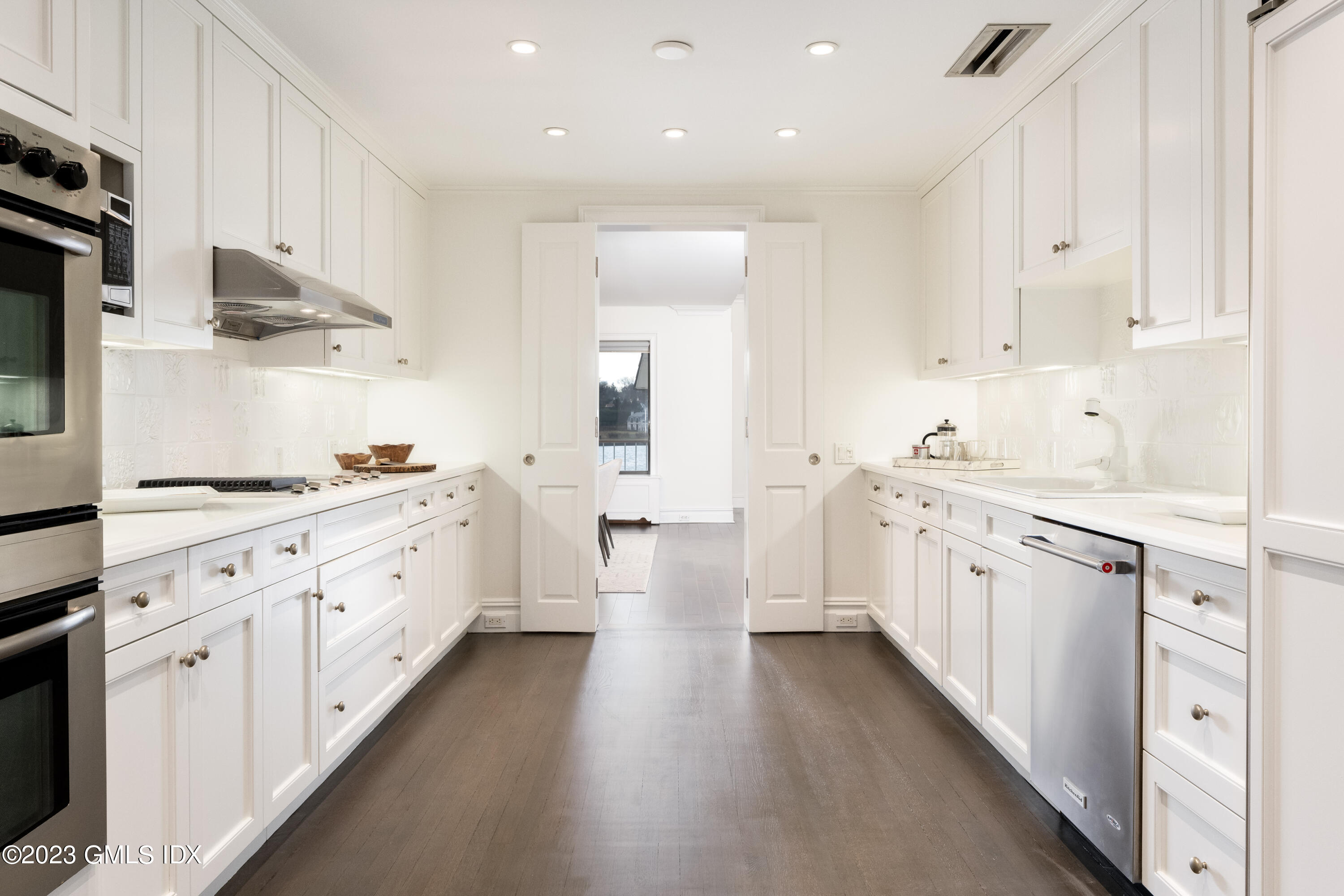 680 Steamboat Road, Unit 8 Greenwich, CT 06830 - Photo 10 of 16 Chef;s Kitchen