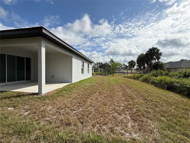 a view of a backyard
