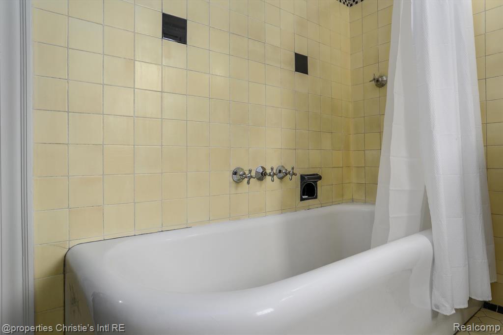 19629 Roslyn Road Detroit, MI 48221 - Photo 37 of 65