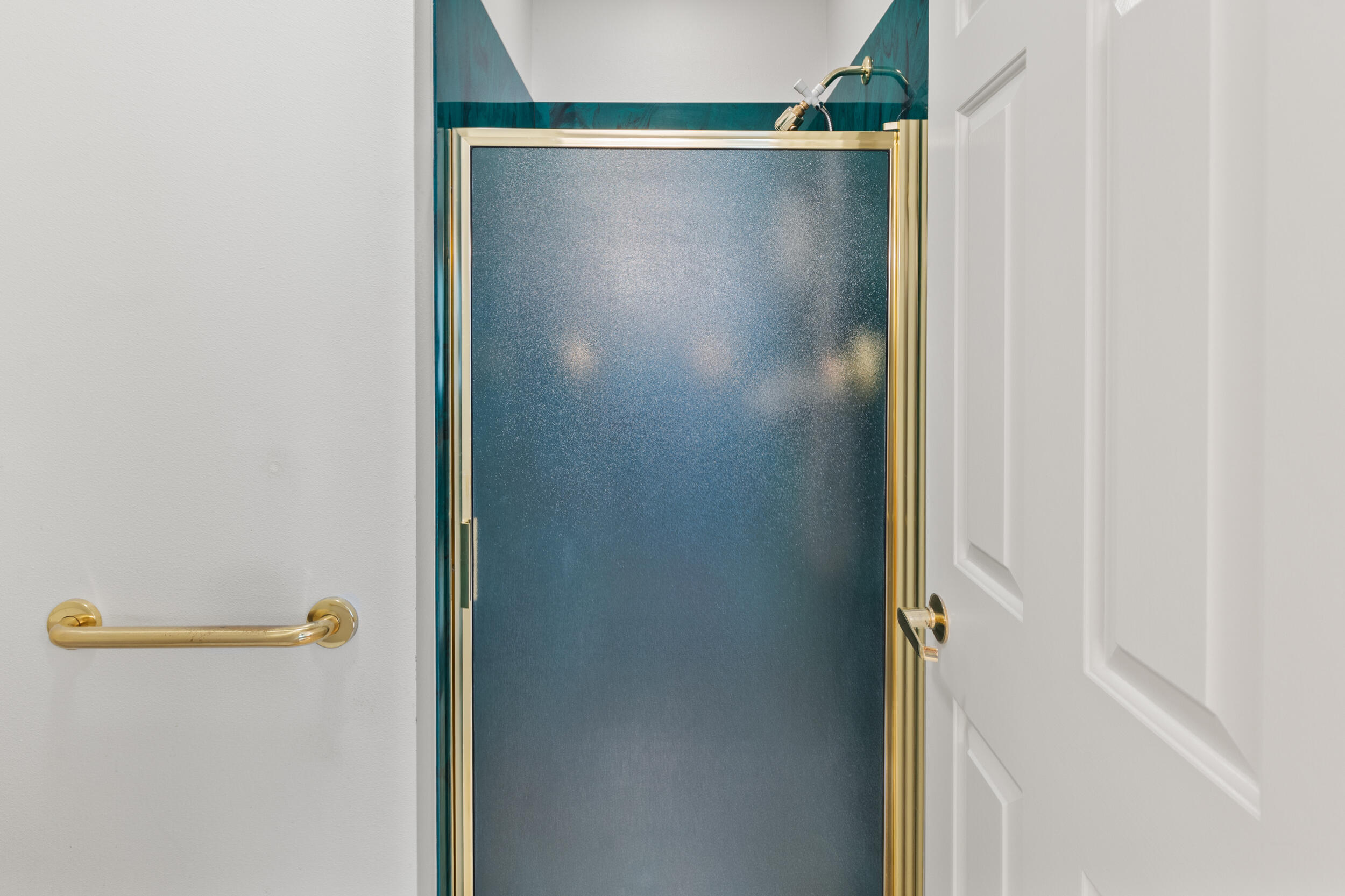 280 Naturescape Road Grants Pass, OR 97527 - Photo 22 of 60 Walk in Shower