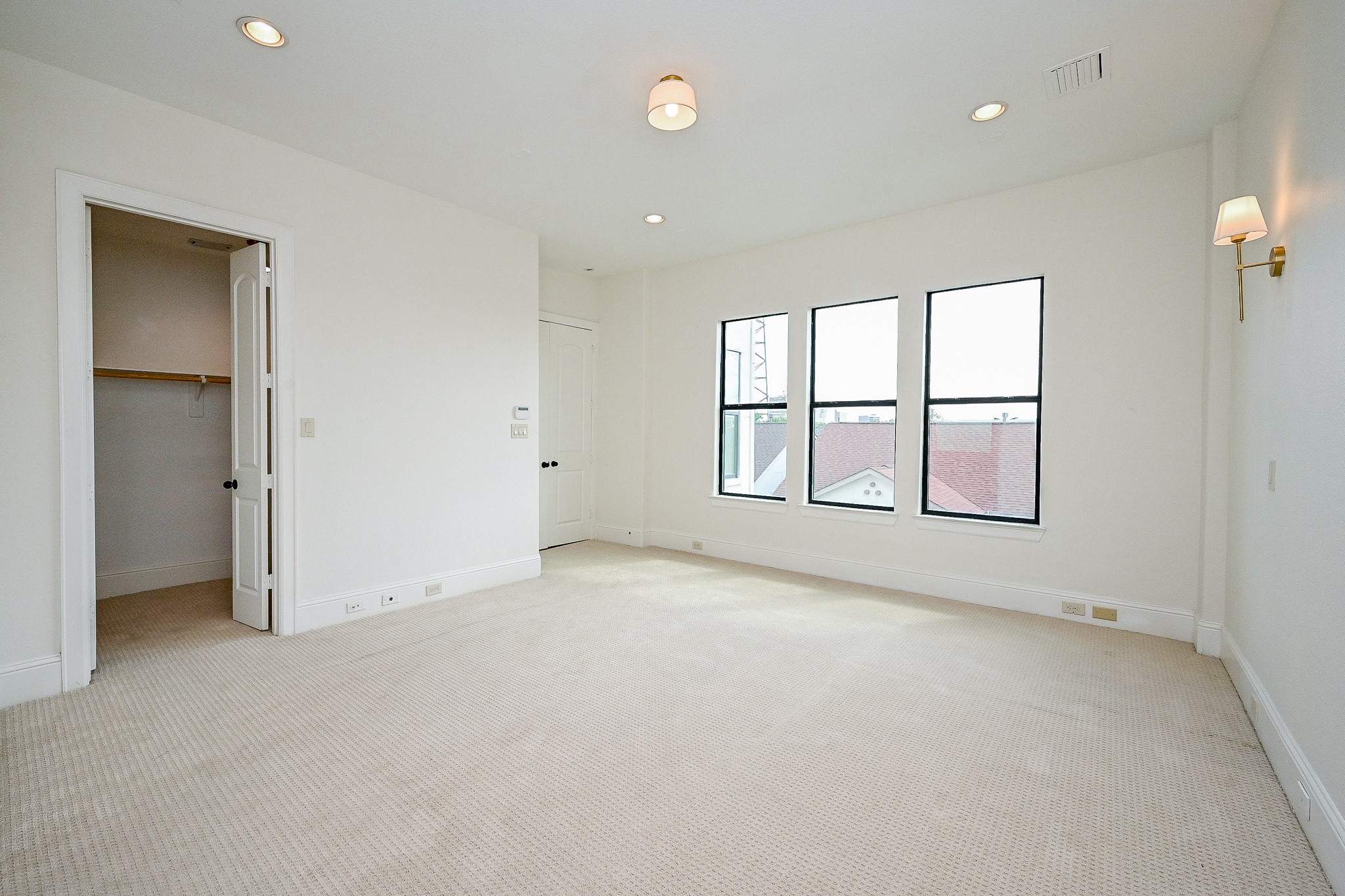 1825 West 24th Street Houston, TX 77008 - Photo 18 of 32 the Primary suit has direct access to walk in closet