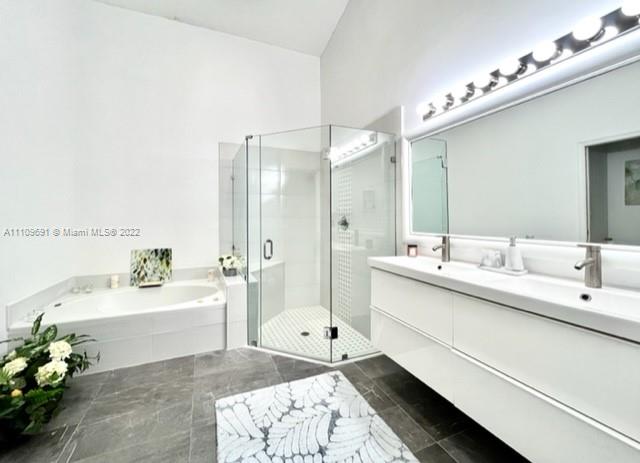 8181 Horseshoe Bay Road Boynton Beach, FL 33472 - Photo 14 of 41 a bathroom with a tub sink and mirror