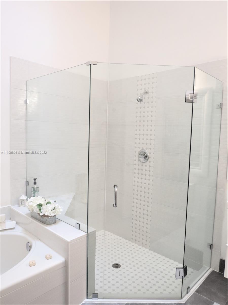 8181 Horseshoe Bay Road Boynton Beach, FL 33472 - Photo 15 of 41 a bathroom with a bathtub and a sink