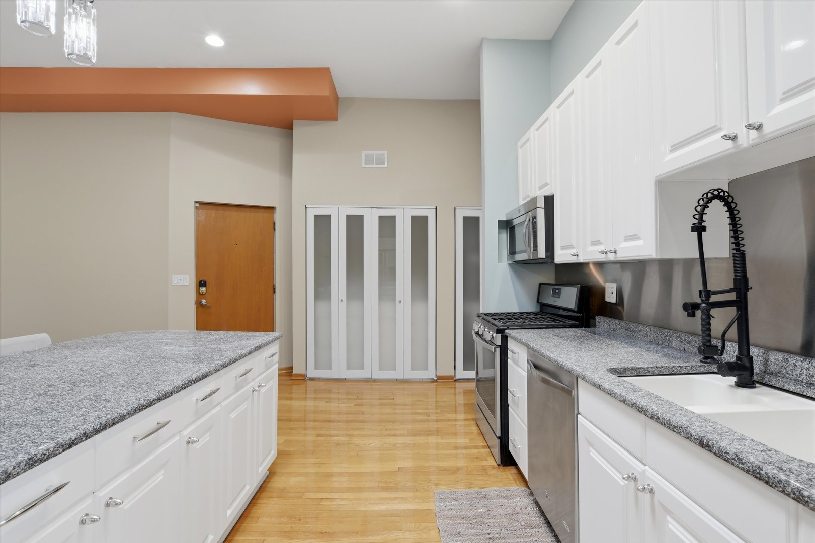 7308 South Ridgeland Avenue, Unit 3N Chicago, IL 60649 - Photo 8 of 21