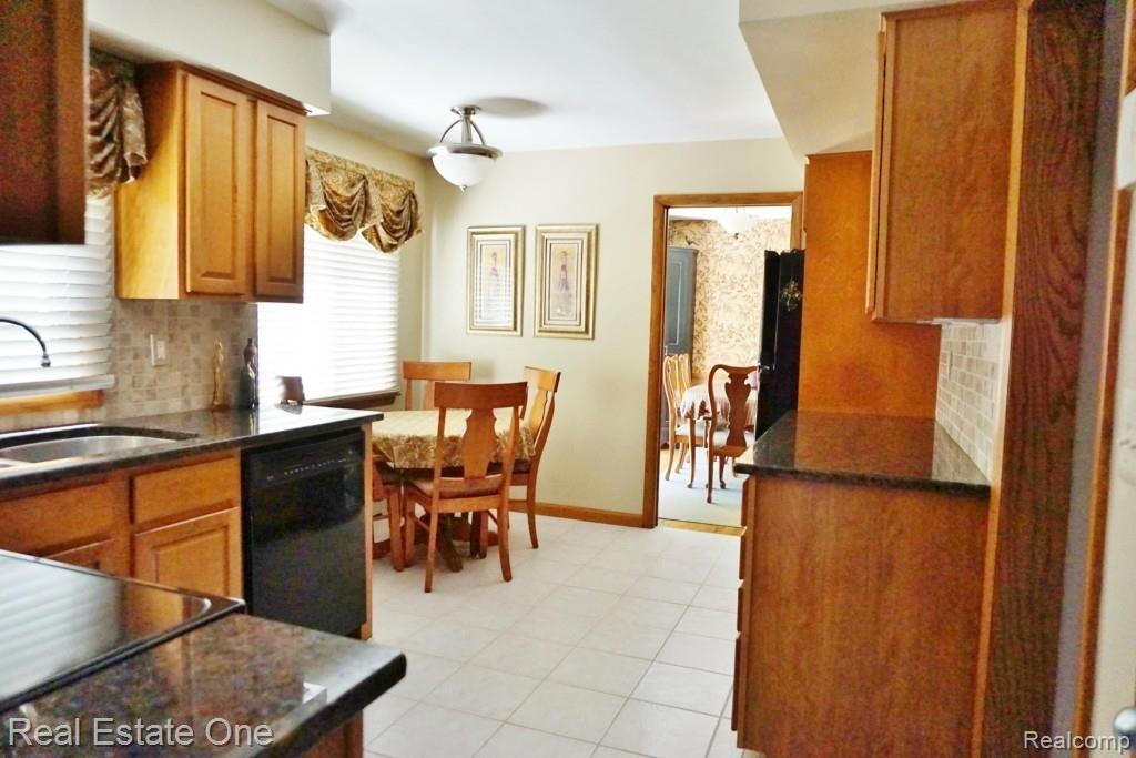 31 Shagbark Drive Rochester, MI 48309 - Photo 9 of 27 9 KITCHEN #3.jpg