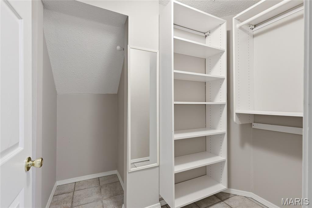 957 North Spoede Road Creve Coeur, MO 63146 - Photo 21 of 30