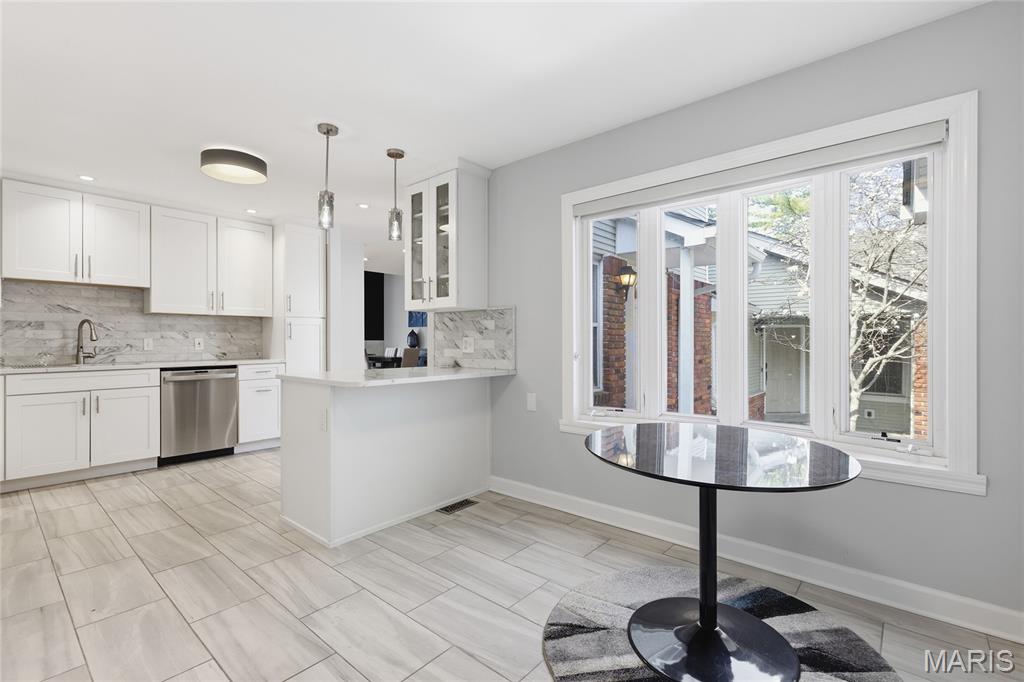 957 North Spoede Road Creve Coeur, MO 63146 - Photo 5 of 30