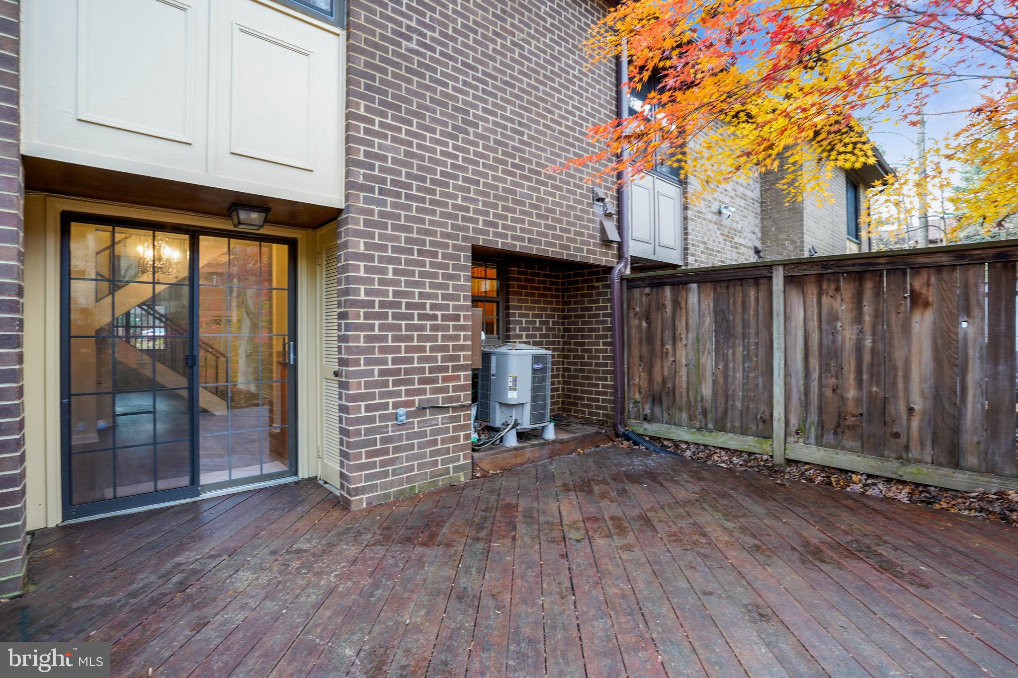2023 Headlands Circle Reston, VA 20191 - Photo 12 of 44 Entertaining made easy...backing to common space