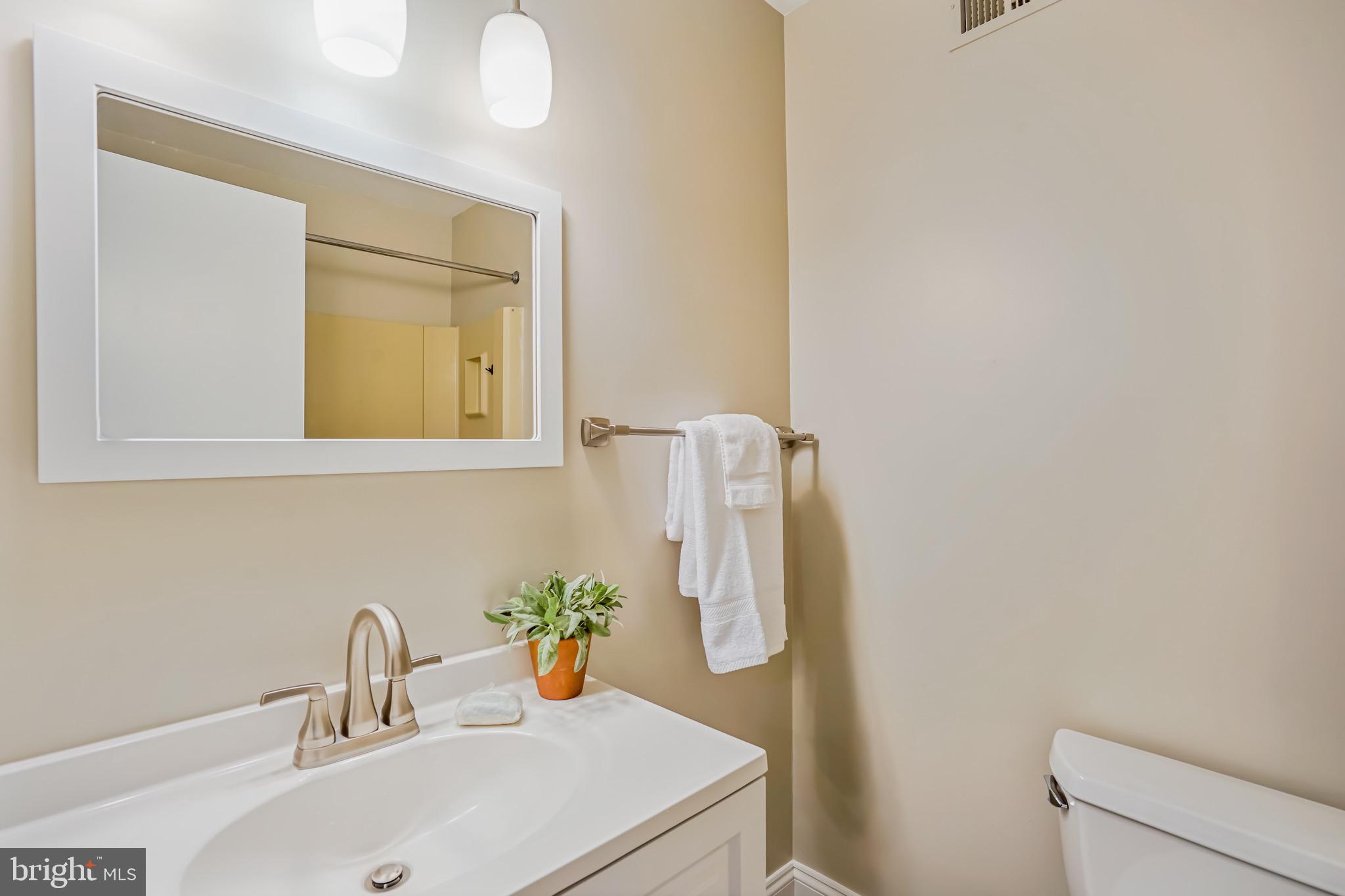 2023 Headlands Circle Reston, VA 20191 - Photo 20 of 44 Updated en-suite full bath