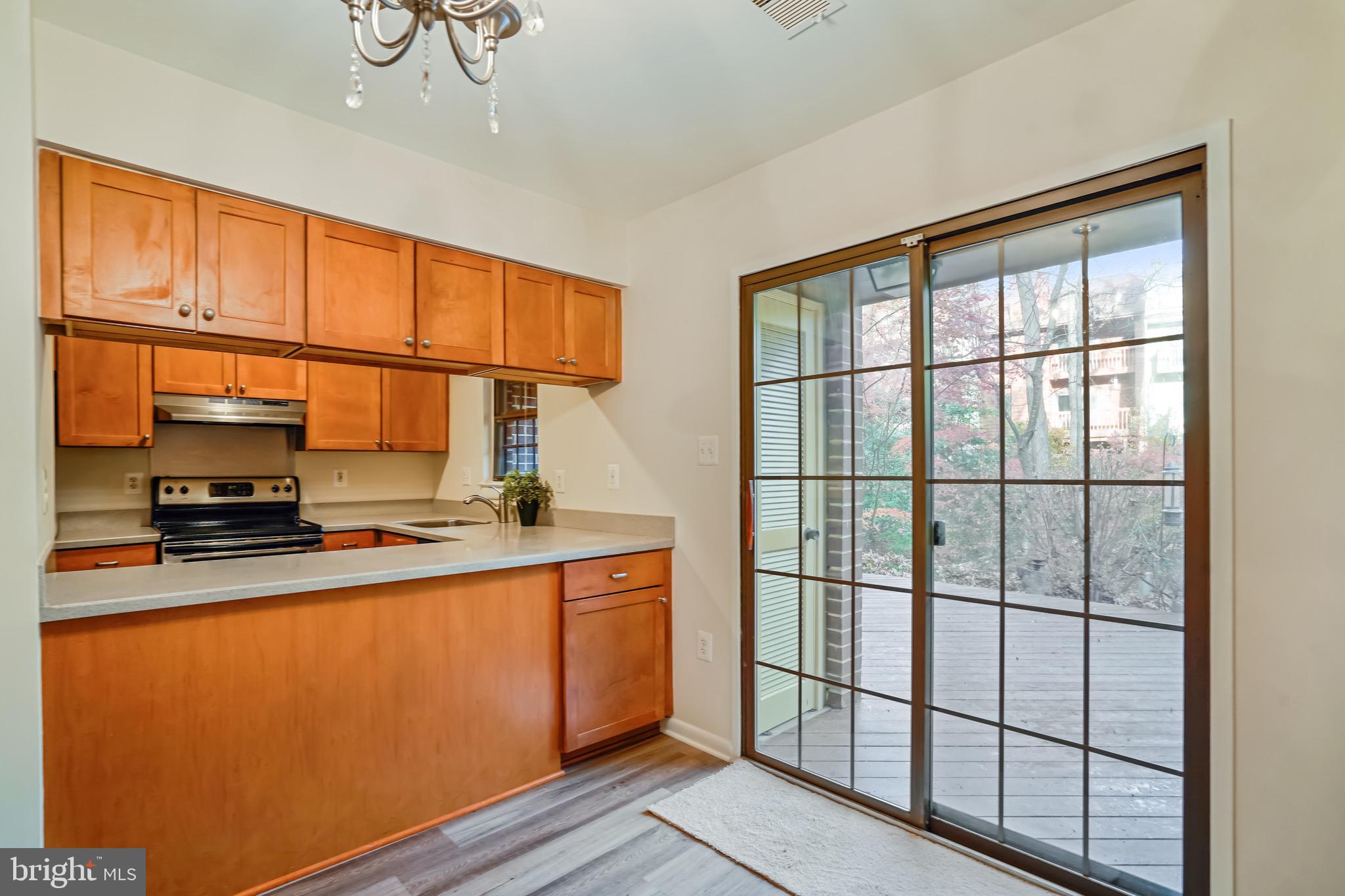 2023 Headlands Circle Reston, VA 20191 - Photo 10 of 44 Kitchen pass-thru to dinning room