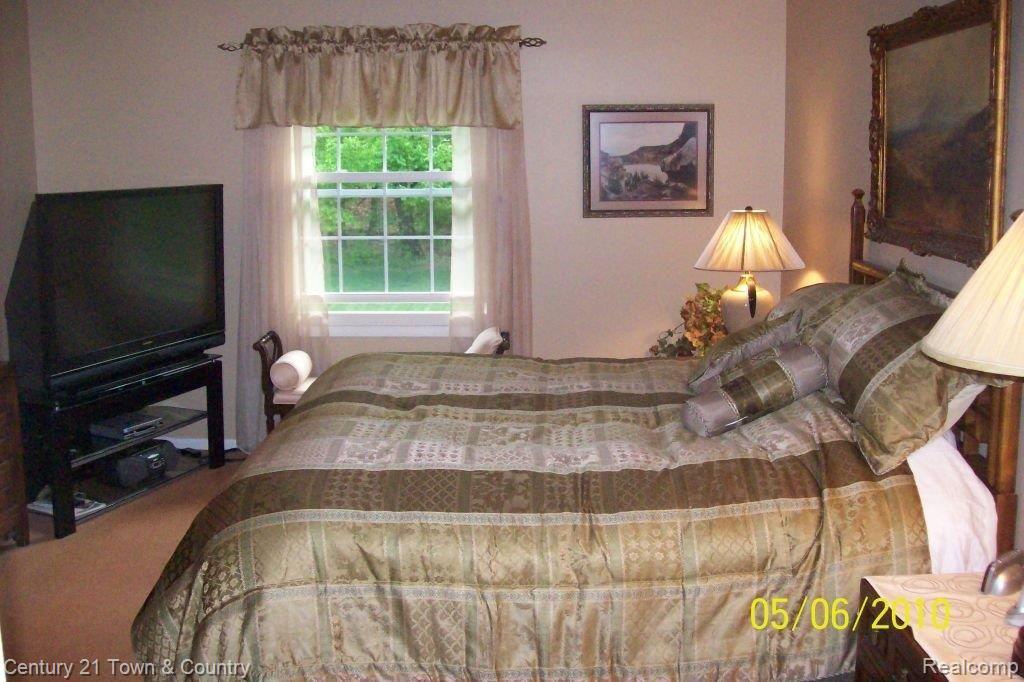 381 Tanglewood Court Rochester, MI 48309 - Photo 18 of 22 Master Suite
