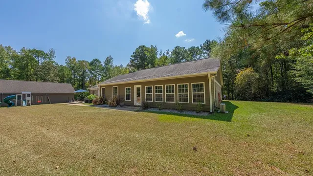 a view of a house with backyard and garden