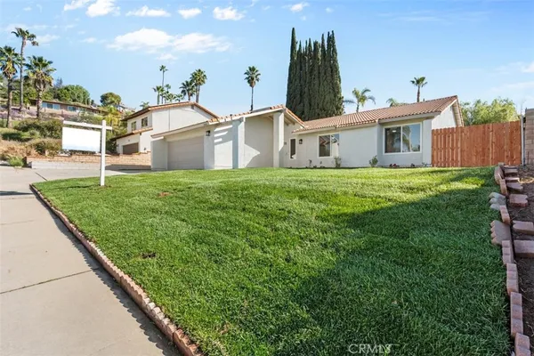 a view of a backyard of the house
