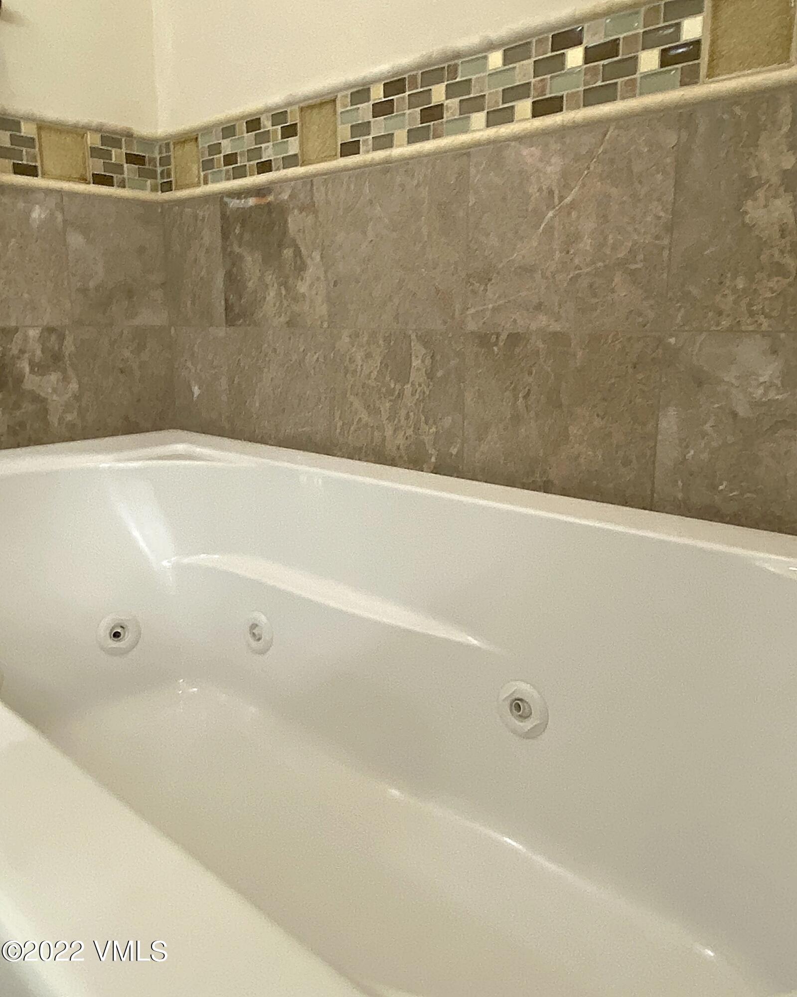 1881 Lions Ridge Loop, Unit 25 Vail, CO 81657 - Photo 25 of 31 Jetted soaking tub