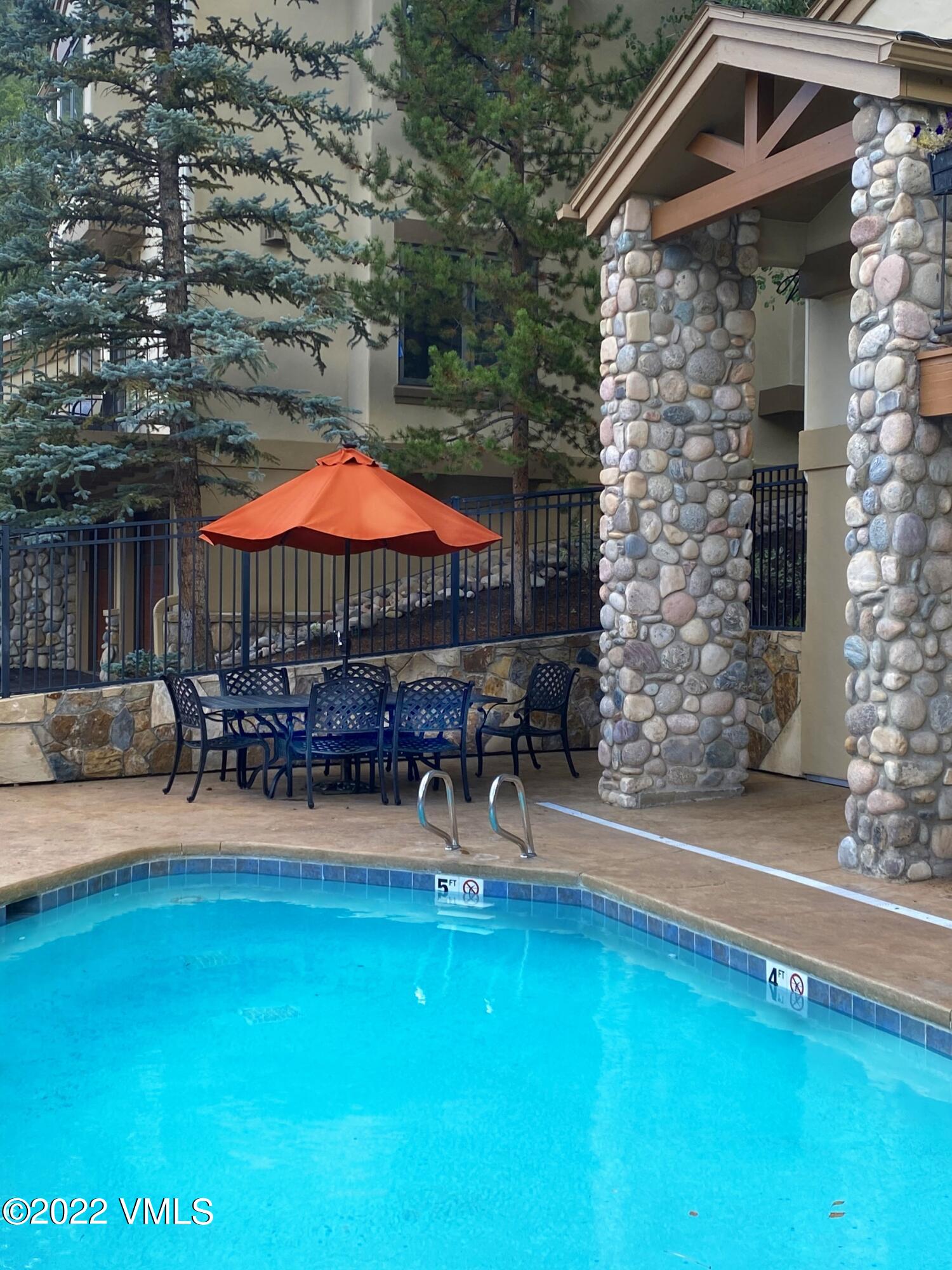 Pool w/clubhouse