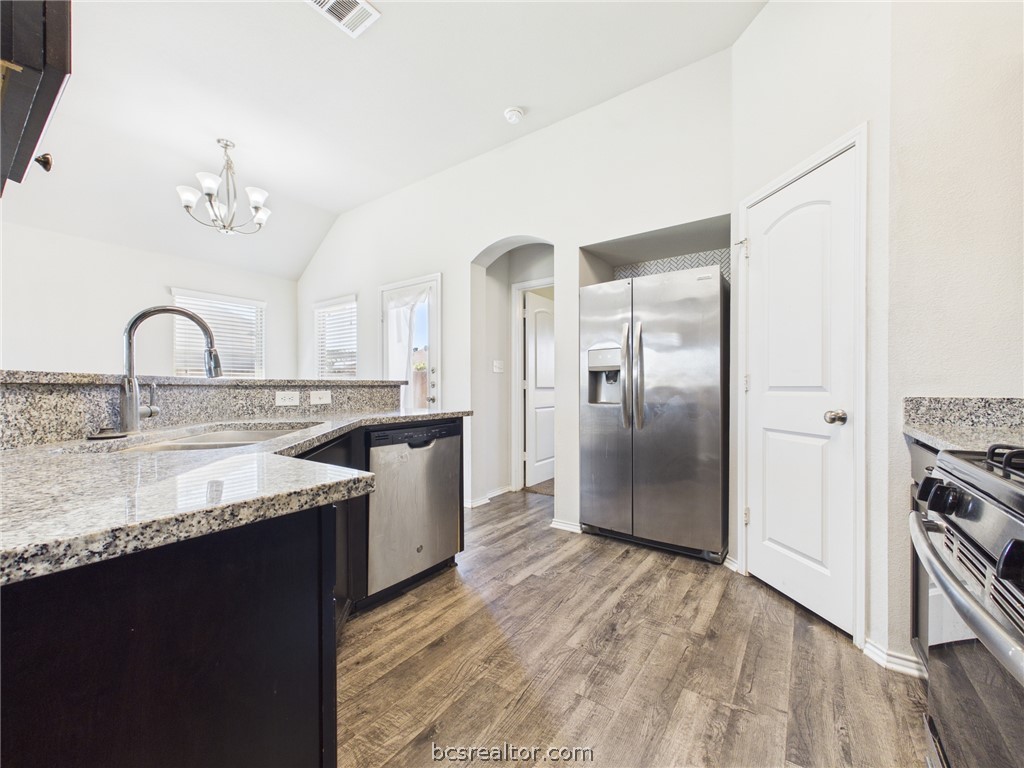 812 Mockingbird Street Navasota, TX 77868 - Photo 5 of 19