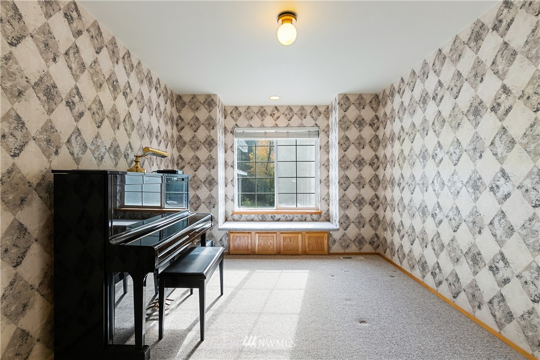 5640 South Pass Road Sumas, WA 98295 - Photo 22 of 40 a view of an empty room with a window