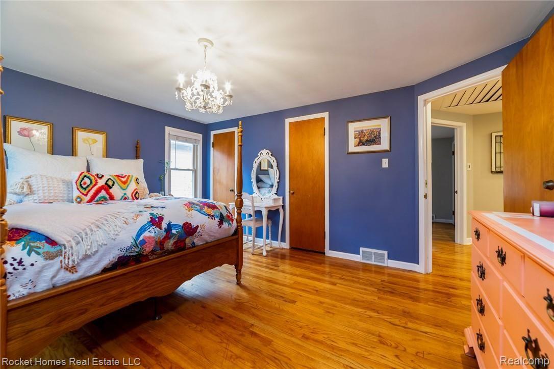16525 Huntington Road Detroit, MI 48219 - Photo 12 of 24 012-photo-master-bedroom-7010506.jpg